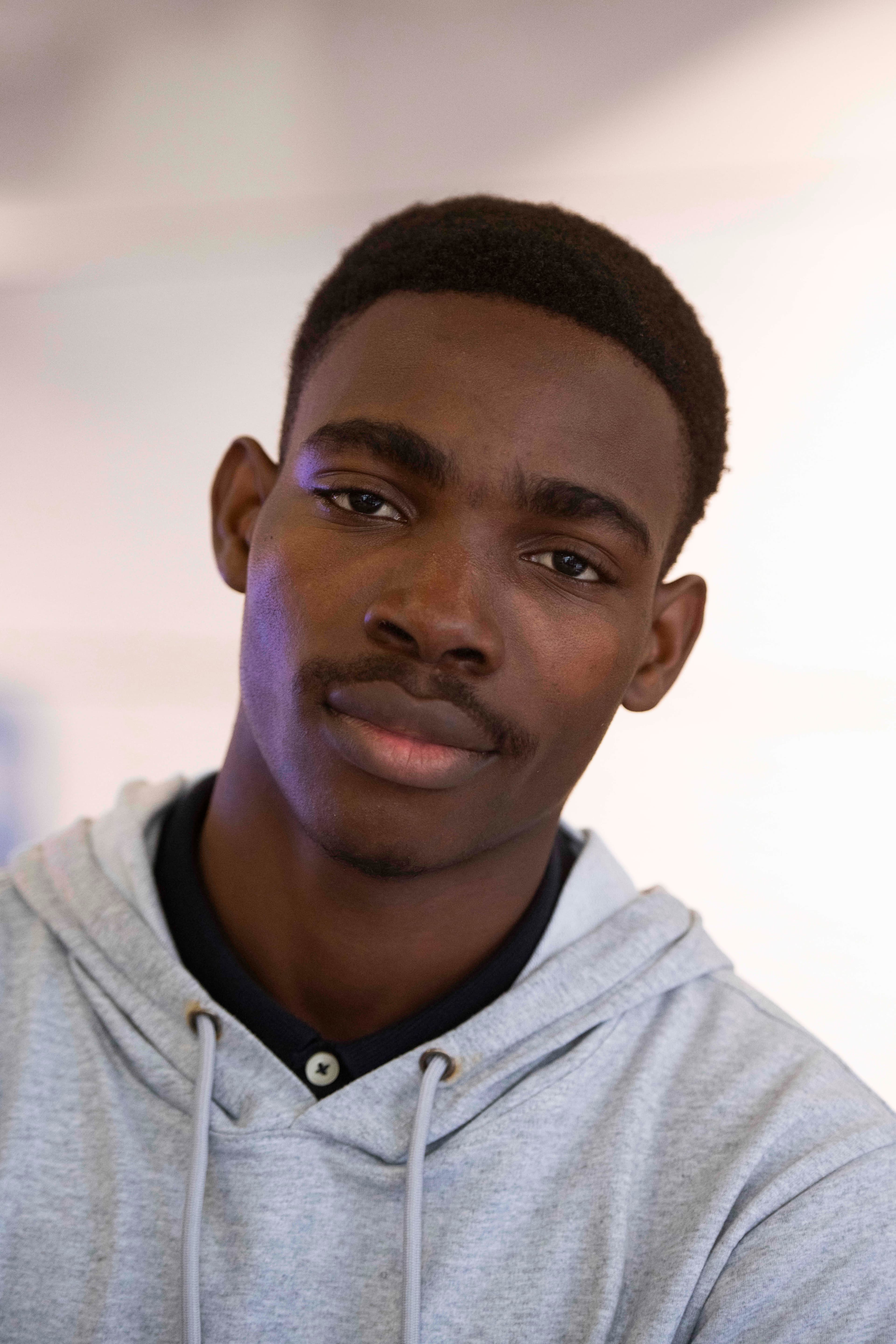 Portrait de Sosthene-Giovani Kloussey, développeur Full Stack spécialisé en React et Next.js